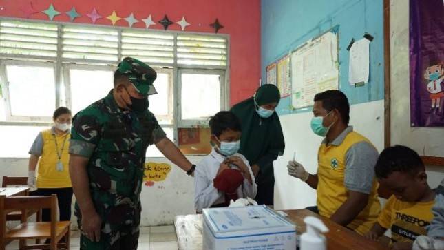 Kasad Jenderal TNI Dudung Abdurachman Semangati Anak SD Saat Disuntik Vaksin