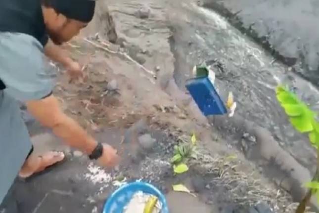 Viral di Medsos Aksi Membuang Sesajen di Lereng Gunung Semeru, DPR: Setiap Umat Beragama Harus Saling Menghormati