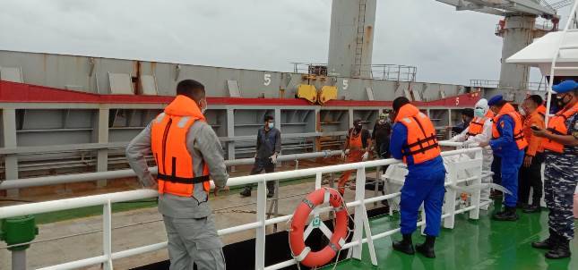 Bakamla RI Beri Bantuan Medis ABK Kapal AS Positif Covid-19 di Perairan Natuna