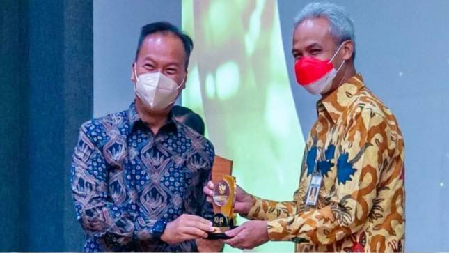Penyaluran KUR Terbaik 2021, Menperin Agus Berikan Penghargaan kepada Gubernur Ganjar