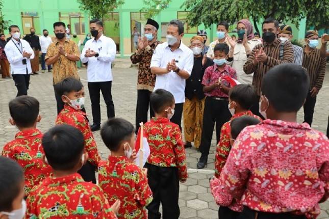 Sapa Murid SDN 1 Ngablak Boyolali, Menteri Trenggono: Biar Pintar Harus Makan Ikan!