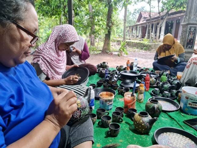  Ramai Karena Lapak Ganjar, Usaha Gerabah Batik di Yogya Ini Berdayakan Ibu-ibu