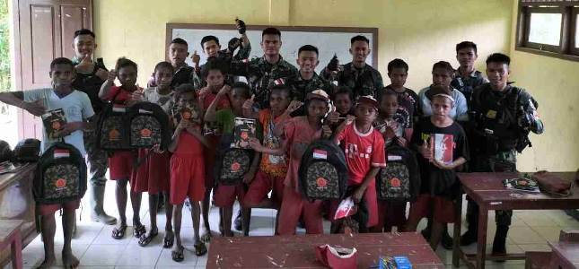 Satgas Yonif 126 KC Bagikan Perlengkapan Sekolah Kepada Anak-Anak Wilayah Perbatasan RI-PNG