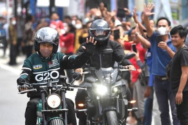 Gunakan Sepeda Motor  Presiden Jokowi Nikmat Udara Segar Danau Toba