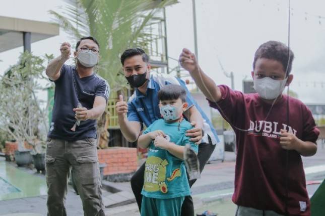 Memancing Ikan di Kolam , Aktivitas Impian Anak Mirza Saat Liburan