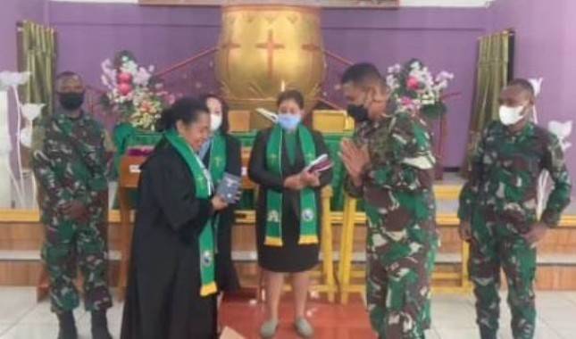 Satgas Kodim Yalimo Yonif RK 751/VJS Beri Bantuan Alkitab