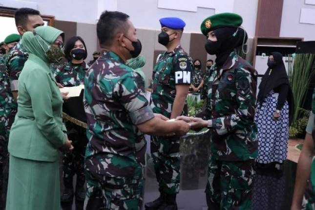 KASAD Jenderal TNI Dudung Beri Penghargaan Lima Prajurit Berprestasi Kodam Jaya