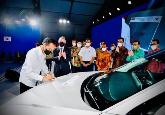 Hebat! Jokowi Luncurkan Mobil Listrik Pertama Buatan Indonesia