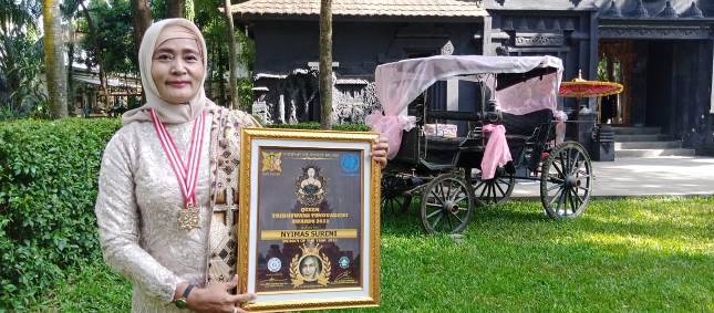 Nyimas Sureni Aktivis Sosial dan Pejuang Receh Lapak Permata Dinobatkan sebagai Woman Of The Year 2022.