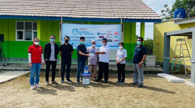 Aquaproof Ikut Berkontribusi dalam Distribusi Air Bersih dan Cat Sekolah di Muara Gembong