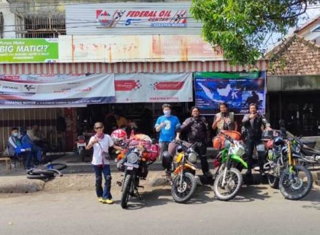 Tim JKW-PWI Lakukan Pergantian Ban Kingland untuk Kawasaki W175TR di Caruban Madiun