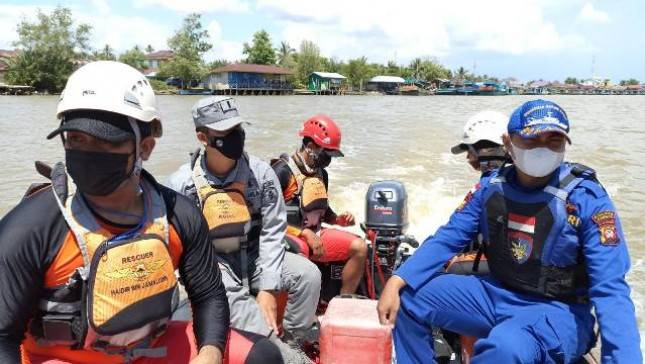 SPKKL Sambas Bersama Rapala Cari Nelayan Hilang di Perairan Selakau  Sambas
