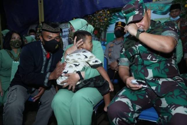 Kasad Jenderal TNI Dudung Terharu Mengunjungi Anak Sertu Eka, Korban Kekejaman KKB Papua