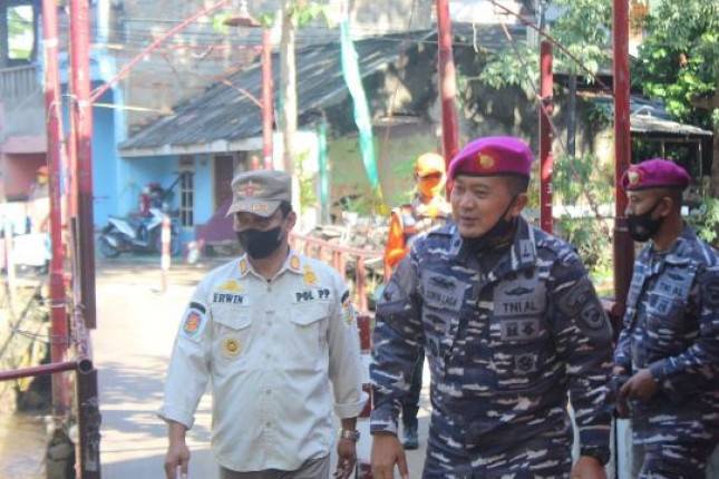 Komandan Yonmarhanlan III Pimpin Tim Monitoring Dampak Banjir Kelurahan Cipinang Melayu Jaktim