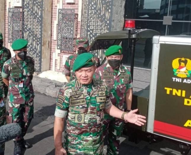 KSAD Jenderal TNI Dudung Abdurachman Serahkan Motor Ambulans ke Lima Kodim di Kodam XVI Pattimura