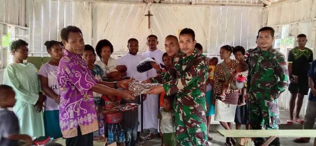 Satgas Yonif 126 KC Bagikan Pakaian Kepada Warga Perbatasan, Rayakan Paskah