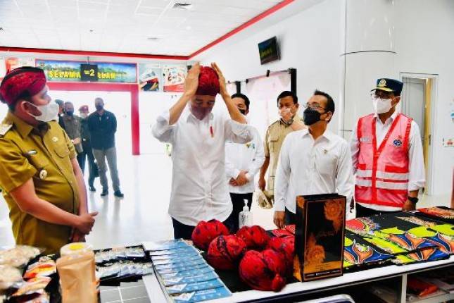 Presiden Jokowi dan Menhan Prabowo Beli Blangkon Madura