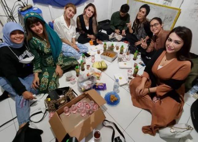 Artis Cantik Nagaswara Musik Berbagi Kebahagiaan di Kampung Pemulung