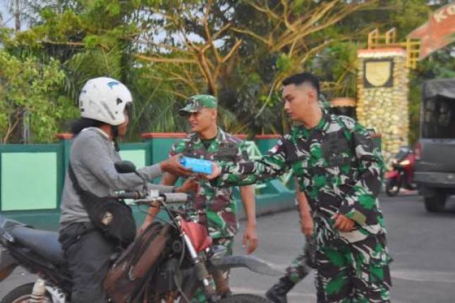 Korem 174ATW Merauke Bagikan Takjil Sambut Buka Puasa