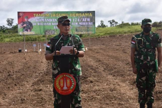 Danrem 174 ATW Merauke Brigjen TNUIU Reza Tanam Jagung Bersama Gapoktan 