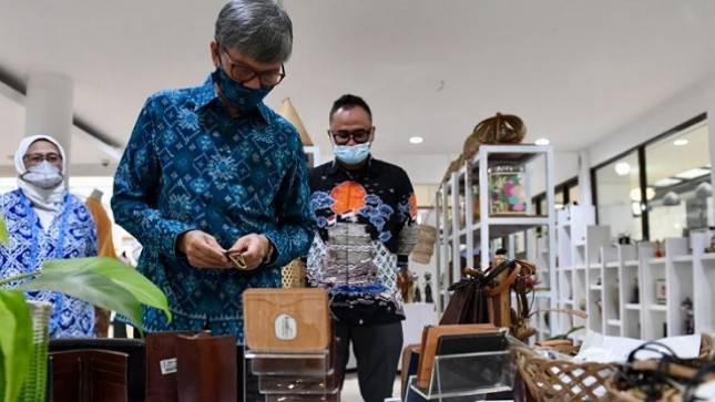 Dongkrak Daya Saing Produk UMKM, KemenKopUKM Rilis Food Hall Mini Oleh-oleh Umi