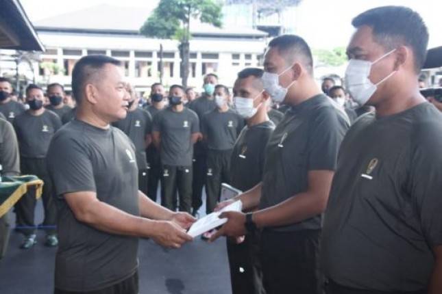 KASAD Jend TNI Dudung Abdurachman Pastikan  Ada Susu Dalam Bingkisan Lebaran TNI AD