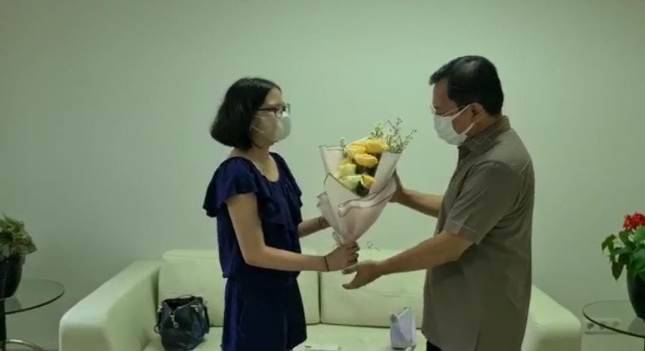 Prof Terawan Agus Putranto  Terima Bunga dari Vanessa Mantan Pasien yang Sembuh