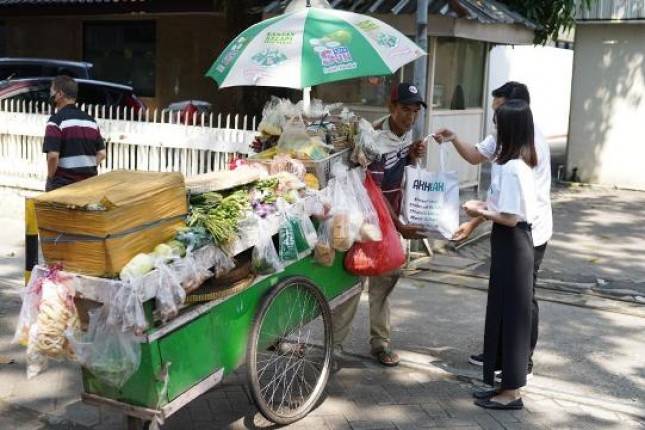 Millennial Peruri Bagi-Bagi Sembako ke Masyarakat Sekitar