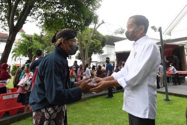 Presiden Jokowi Bagikan Sembako untuk MasyarakatYogyakarta