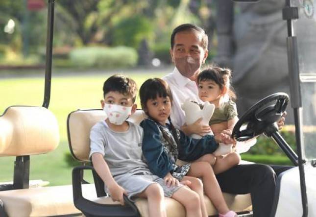 Kehangatan Presiden Jokowi Bersama Cucunya