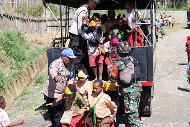 Kabar dari Papua, Cerita Keseruan Polisi Antar Pulang Anak Sekolah di Sugapa, Intan Jaya