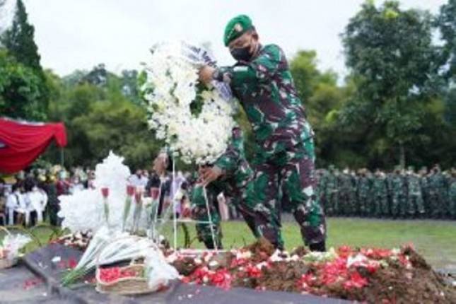 KASAD Jend TNI Dudung Abdurachman  Pimpin Upacara Pemakaman Militer Alm. Brigjen TNI Stepanus Mahury