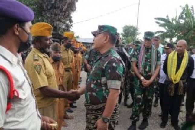 KASAD Jend TNI Dudung Abdurachman  Tinjau TNI AD Manunggal Air di Pemukiman Eks Timor Timur