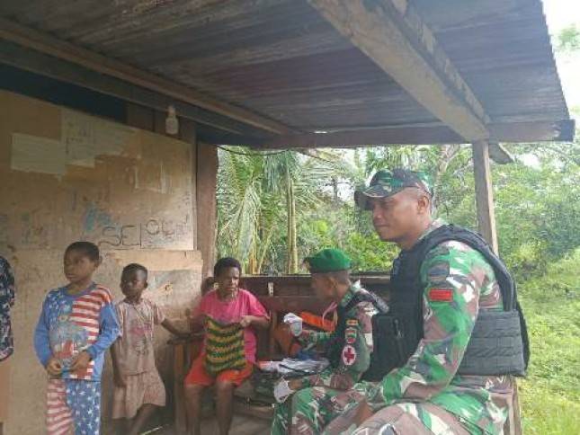 Satgas Yonif 126 KC Berikan Pelayanan Kesehatan Door To Door Tingkatkan Kesehatan Masyarakat