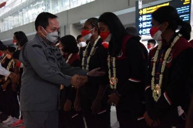 Kepala Bakamla RI Laksdya TNI Dr. Aan Kurnia Sambut Kedatangan Atlet Indonesia SEA Games Ke-31