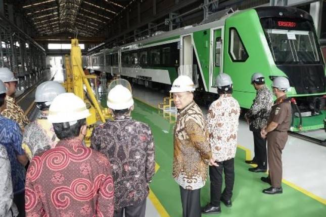 Ketua MPR RI  Tinjau Produksi Bus Listrik PT Industri Kereta Api