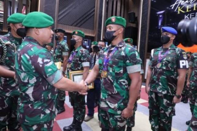 KASAD Jend TNI Dudung Abdurachman  Beri Penghargaan kepada 34 Personel TNI AD Atlet SEA Games Vietnam