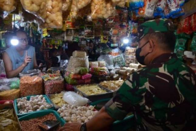 KASAD Jend TNI Dudung  Blusukan ke Pasar Cek Harga Minyak Goreng