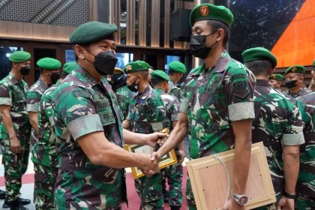Pangkostrad Letjen TNI Maruli Simanjuntak Hadiri Pemberian Penghargaan Kepada 34 Personel TNI AD Atlet SEA Games Vietnam