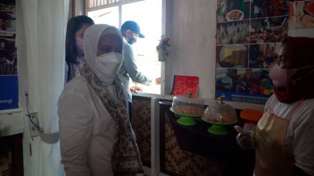 Ibu Iriana  Jokowi Tinjau Penanganan Stunting di Kampung Mola Wakatobi