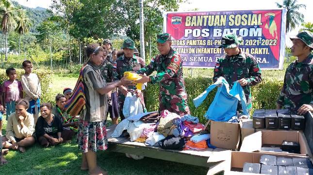 Satgas Pamtas Yonif 126 KC Bagikan Pakaian Layak Pakai kepada Warga Perbatasan Papua