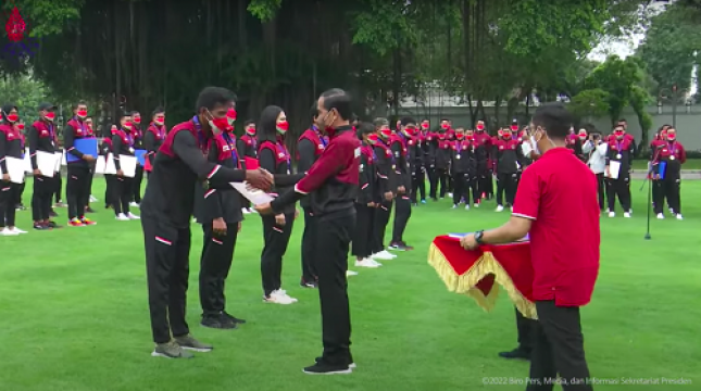 Presiden Jokowi Serahkan Bonus Apresiasi bagi Atlet Indonesia di SEA Games Vietnam
