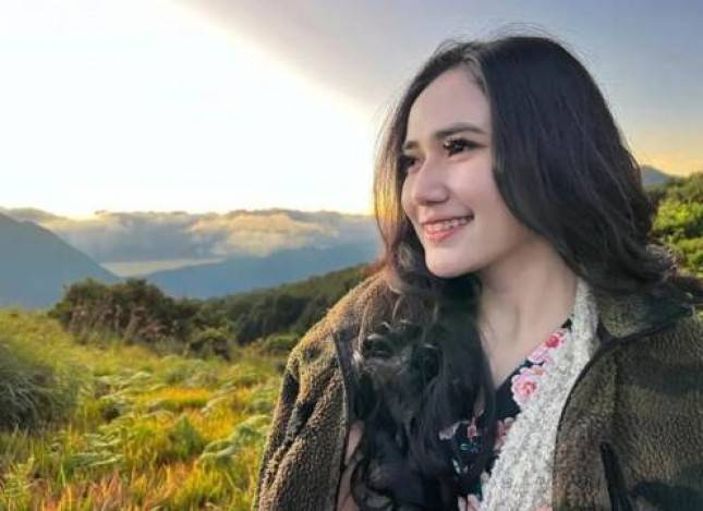 Dua Kebahagiaan Artis Cantik Dara Ayu, Menyanyikan Mars Forwan dan Main Sinetron.