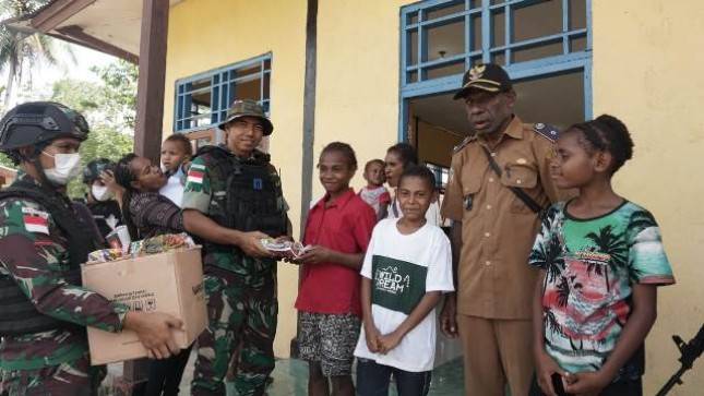 Satgas Pamtas Yonif 126KC Datangi Kampung Pund Distrik Waris Bagikan Sembako  serta  Bingkisan