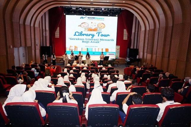 Tingkatkan Literasi Membaca, WOM Finance Ajak Puluhan Siswa Library Tour