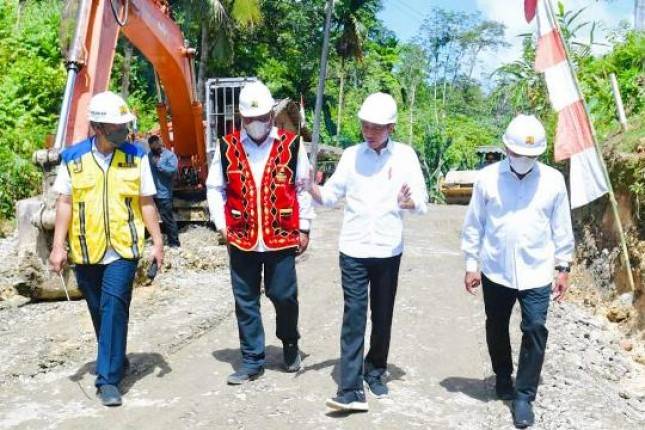 Presiden Jokowi Tinjau Proyek Peningkatan Struktur Jalan di Pulau Nias 