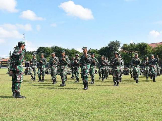 Prajurit Batalyon Infanteri 5 Marinir Latihan Kolone Senapan
