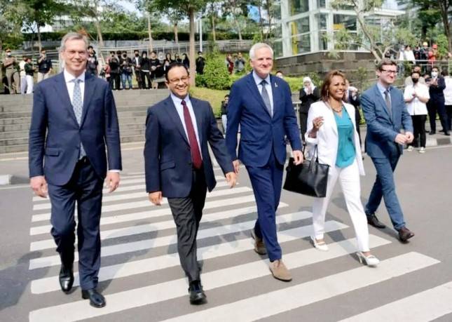 Top, Makin Mendunia! Gubernur Anies Ajak Duta Besar Uni Eropa dan Bos EIB Jajal Catwalk di Citayem Fashion Week 