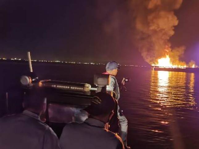 Petugas  Patroli Bakamla RI Padamkan KLM Murah Rejeki yang Terbakar
