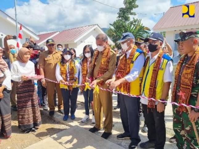 Kementerian PUPR Lakukan Serah Terima Penghunian 300 Unit Huntap di Pulau Adonara Flores Timur